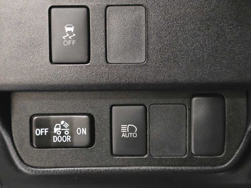 Used 2020 Toyota Tacoma SR5 AWD/4WD image 17