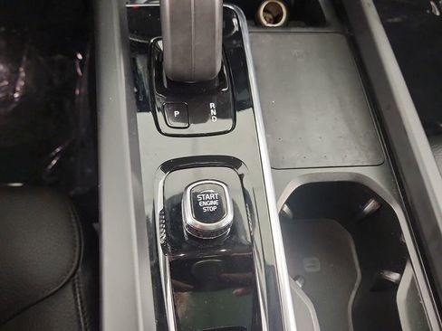 Used 2022 Volvo XC60 B5 Momentum image 21
