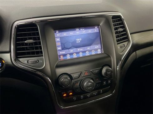 Used 2020 Jeep Grand Cherokee Laredo image 16