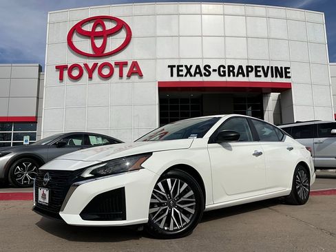 Used 2025 Nissan Altima 2.5 SV image 2