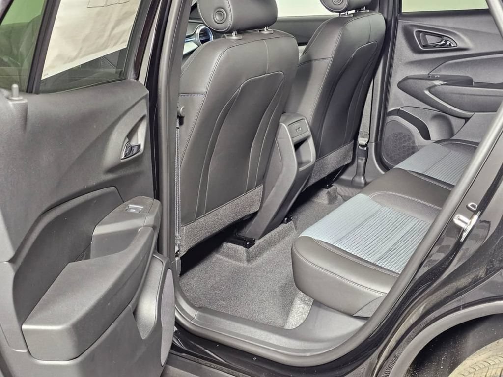 Used 2026 Chevrolet Trax LT w/ LT Convenience Package FWD image 18