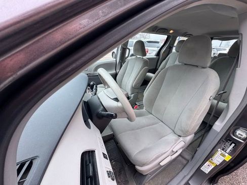 Used 2014 Toyota Sienna L image 9