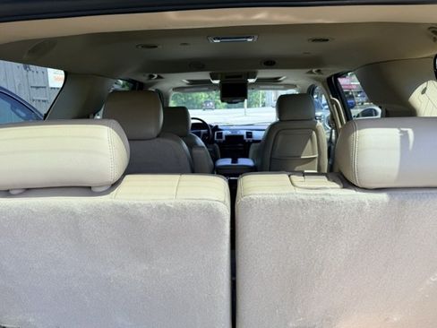 Used 2011 Cadillac Escalade Premium RWD image 20