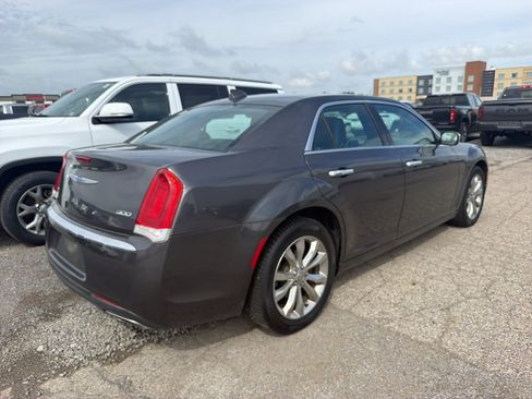 Used 2019 Chrysler 300 Limited AWD/4WD image 5