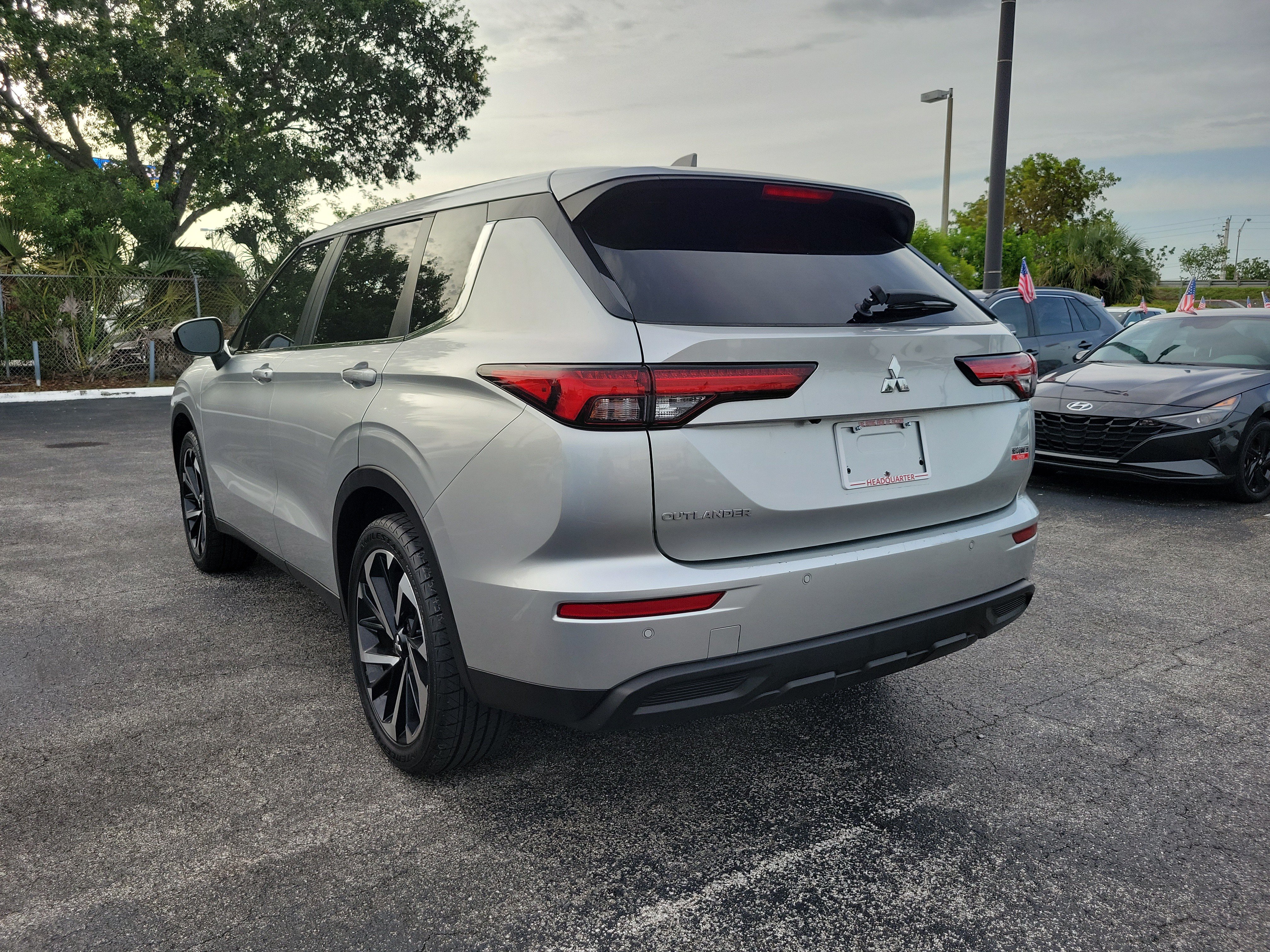 Used 2022 Mitsubishi Outlander ES FWD image 9