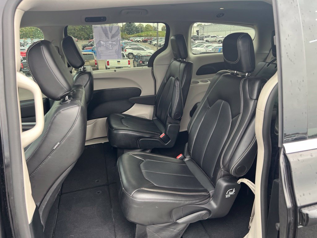 Used 2024 Chrysler Pacifica Touring-L FWD image 9