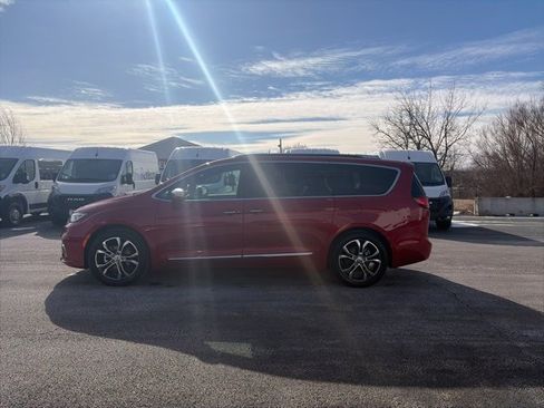 Used 2024 Chrysler Pacifica Pinnacle image 2