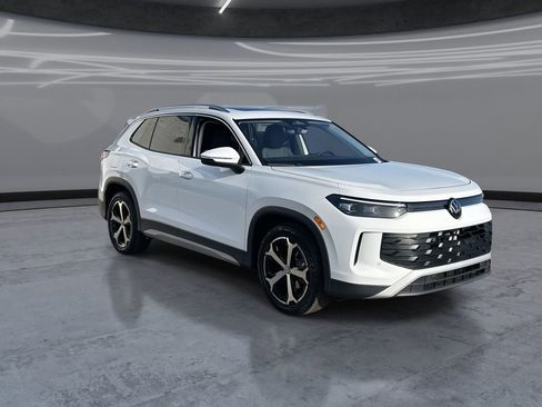 New 2026 Volkswagen Tiguan SE FWD image 2