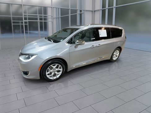 Used 2019 Chrysler Pacifica Limited image 4