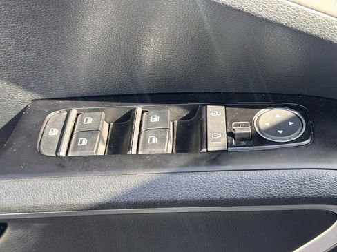 Used 2025 Kia Soul LX image 16