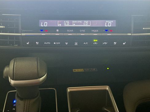 Used 2025 Toyota Sienna Limited FWD image 23