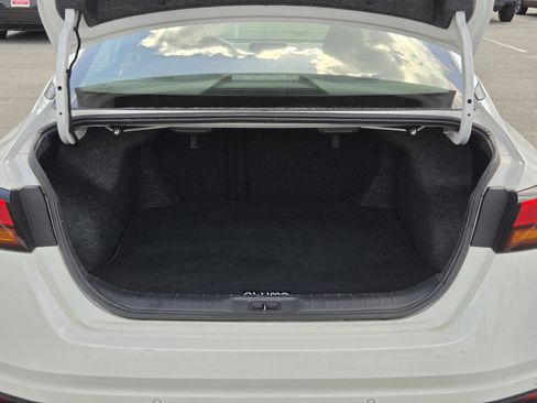 Used 2024 Nissan Altima 2.5 SV FWD image 9