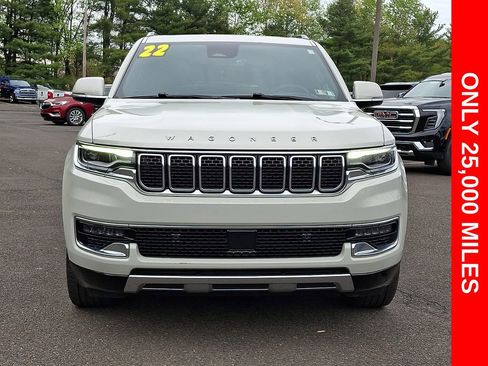 Used 2022 Jeep Wagoneer Series III w/ Premium Group I AWD/4WD image 2