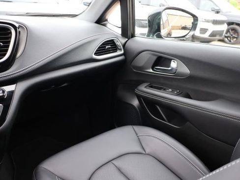 Used 2026 Chrysler Pacifica Select AWD/4WD image 50