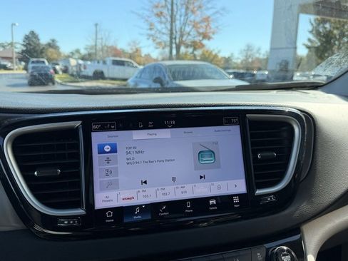 Used 2023 Chrysler Pacifica Touring-L image 18