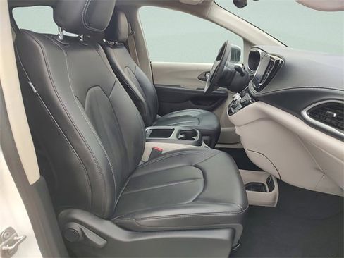 Used 2023 Chrysler Pacifica Touring-L image 32