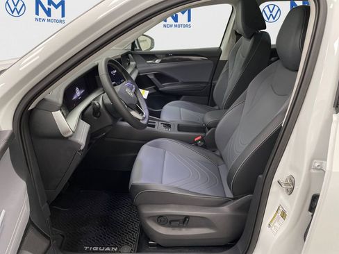 New 2025 Volkswagen Tiguan SE image 10