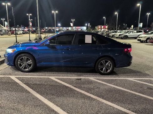 Used 2023 Volkswagen Jetta SE image 17