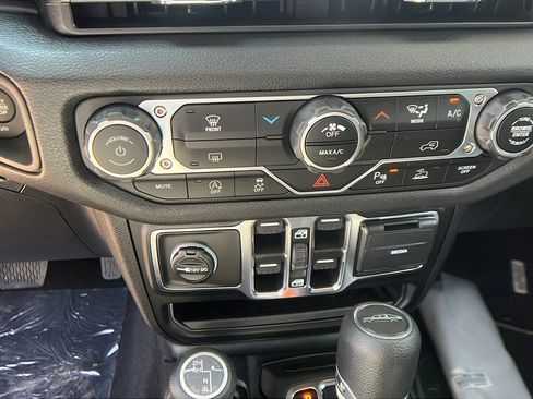 New 2025 Jeep Gladiator Sport image 28