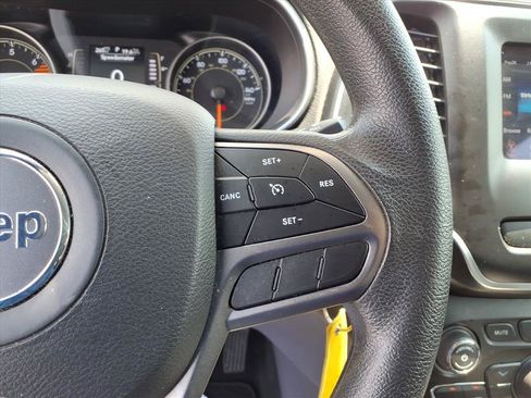Used 2019 Jeep Cherokee Latitude w/ Popular Appearance Group FWD image 11