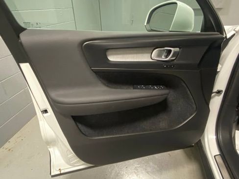 Used 2025 Volvo XC40 B5 Core image 7