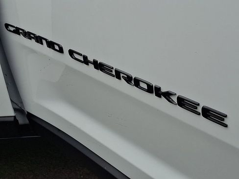 Used 2024 Jeep Grand Cherokee Altitude image 28