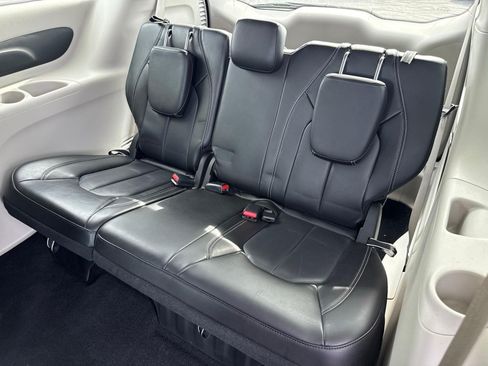Used 2024 Chrysler Pacifica Touring-L FWD image 7
