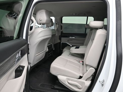 Used 2024 Jeep Wagoneer L Series II w/ Flexible Seating Group RWD image 16
