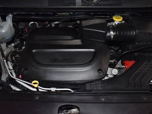 Certified 2024 Chrysler Pacifica Touring-L FWD image 28