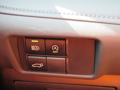 Used 2024 Toyota Highlander XSE FWD image 17
