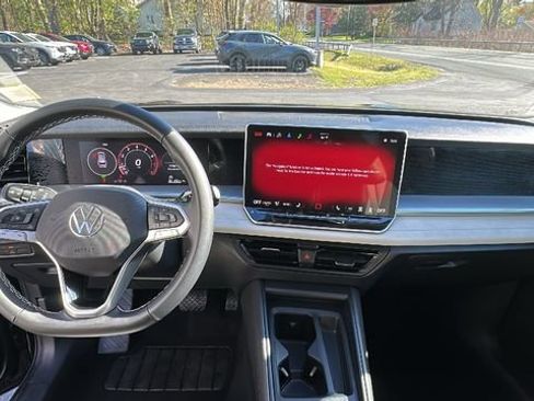 Used 2025 Volkswagen Tiguan SE AWD/4WD image 9