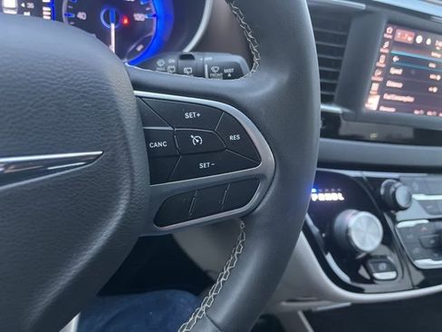 Used 2022 Chrysler Voyager LX image 32