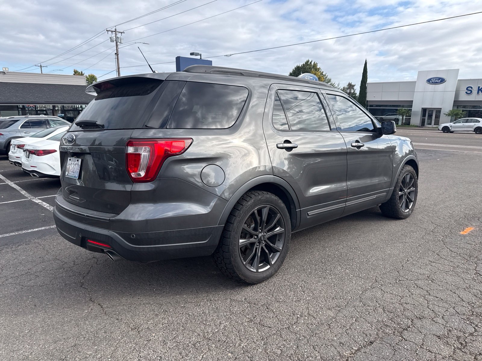 Used 2018 Ford Explorer XLT w/ Equipment Group 202A FWD image 5