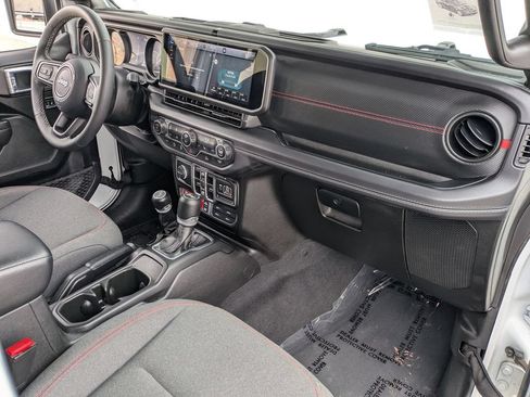 Used 2025 Jeep Wrangler Unlimited Rubicon w/ Convenience Group AWD/4WD image 29