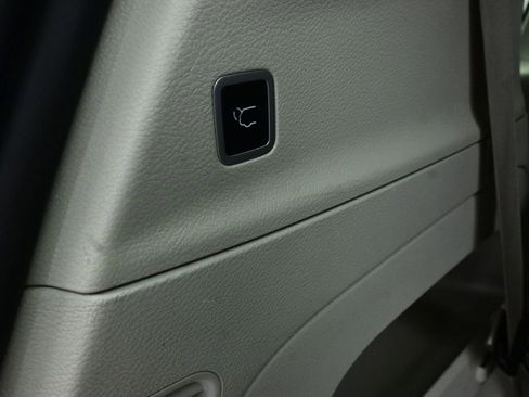 Used 2024 Chrysler Pacifica Touring-L image 13