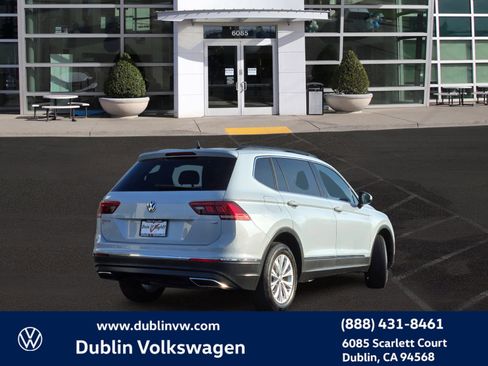 Used 2018 Volkswagen Tiguan SE w/ Panoramic Sunroof Package image 4
