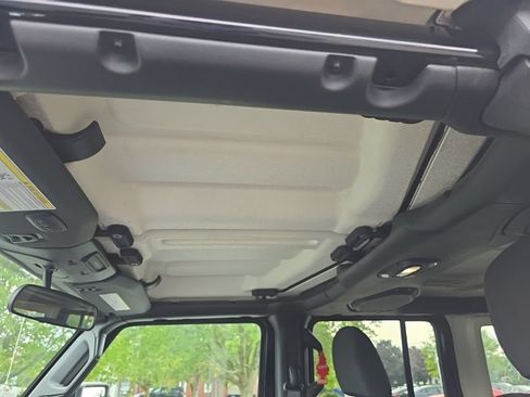 Used 2018 Jeep Wrangler Unlimited Rubicon AWD/4WD image 25