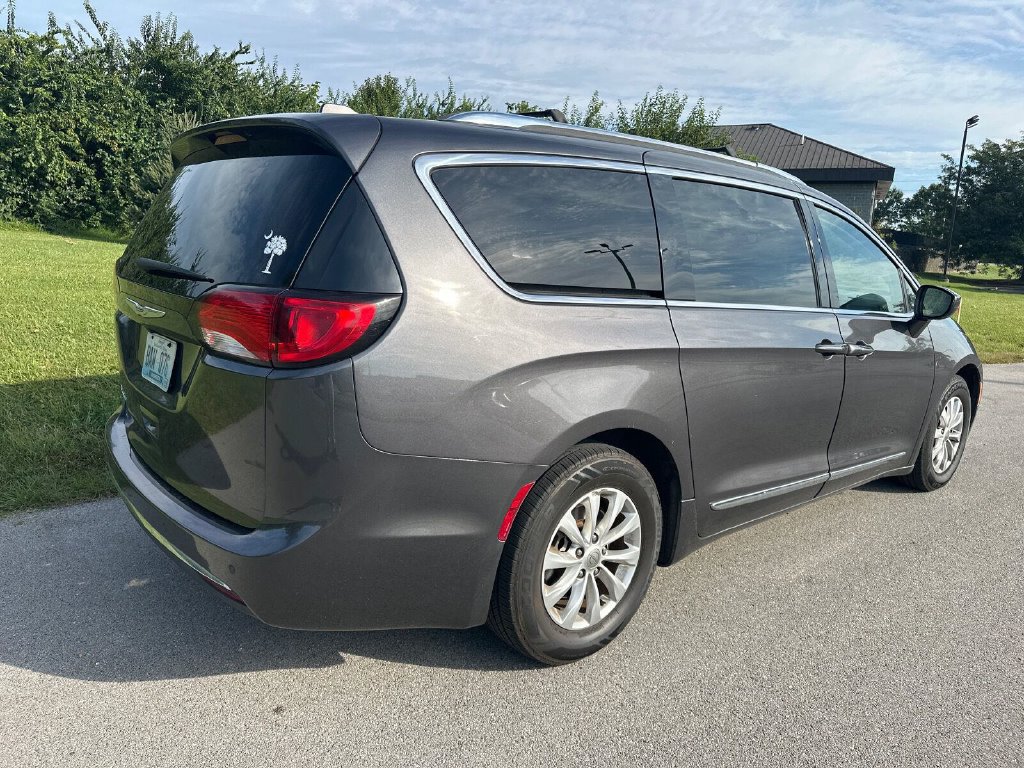 Used 2019 Chrysler Pacifica Touring-L FWD image 11