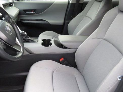 Used 2022 Toyota Venza LE image 4