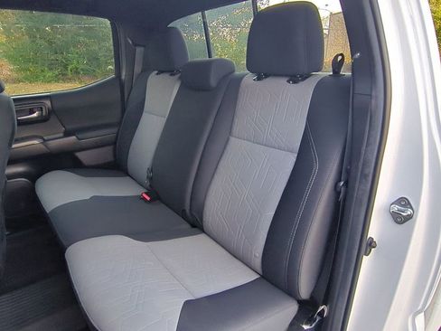 Used 2022 Toyota Tacoma TRD Off-Road image 18