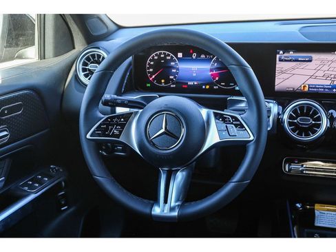Used 2024 Mercedes-Benz GLB 250 4MATIC image 15