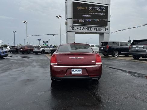 Used 2019 Chrysler 300 Limited AWD/4WD image 4