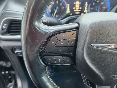 Used 2021 Chrysler Pacifica Touring-L w/ Premium & Safety Sphere Group FWD image 24
