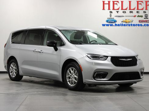 Used 2024 Chrysler Pacifica Touring-L image 1