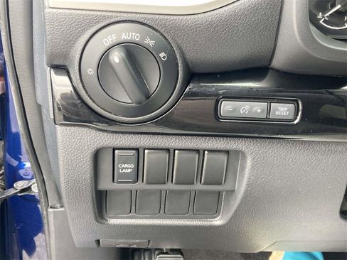 Used 2021 Nissan Titan SV image 24