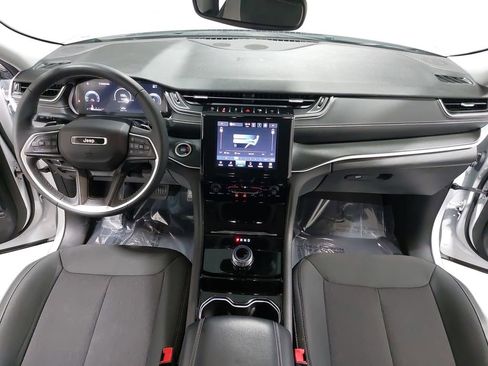 Used 2023 Jeep Grand Cherokee Laredo image 9