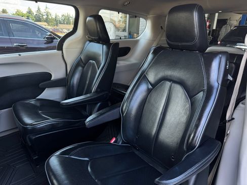 Used 2019 Chrysler Pacifica Limited w/ Advanced Safetytec Group FWD image 16