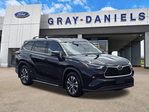 Used 2022 Toyota Highlander XLE FWD image 1