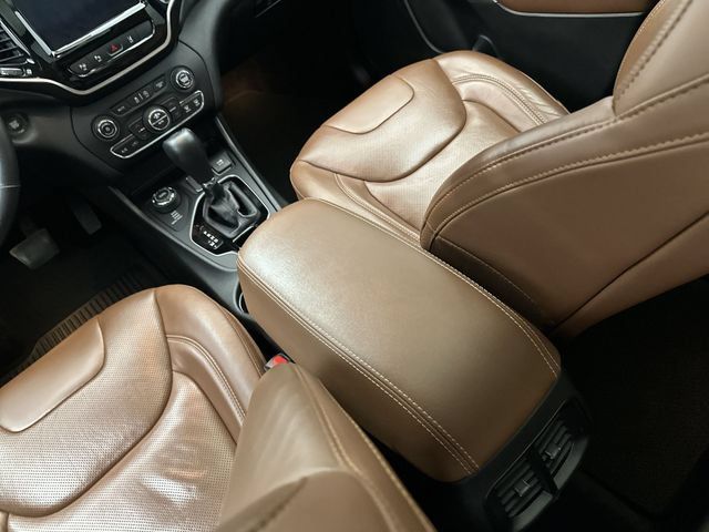 Used 2019 Jeep Cherokee Overland w/ Technology Group AWD/4WD image 26