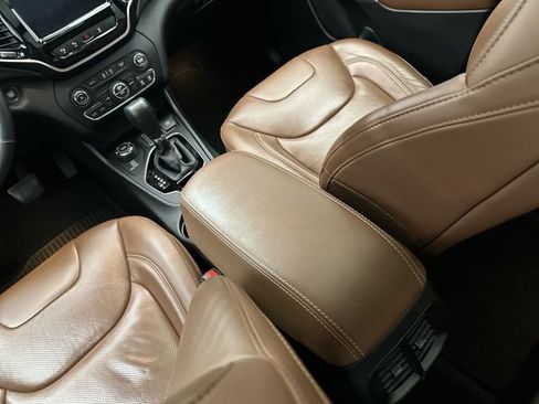 Used 2019 Jeep Cherokee Overland w/ Technology Group AWD/4WD image 26